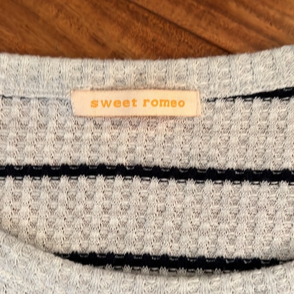 Sweet Romeo long sleeve waffle knit asymmetrical top - Picture 3 of 7